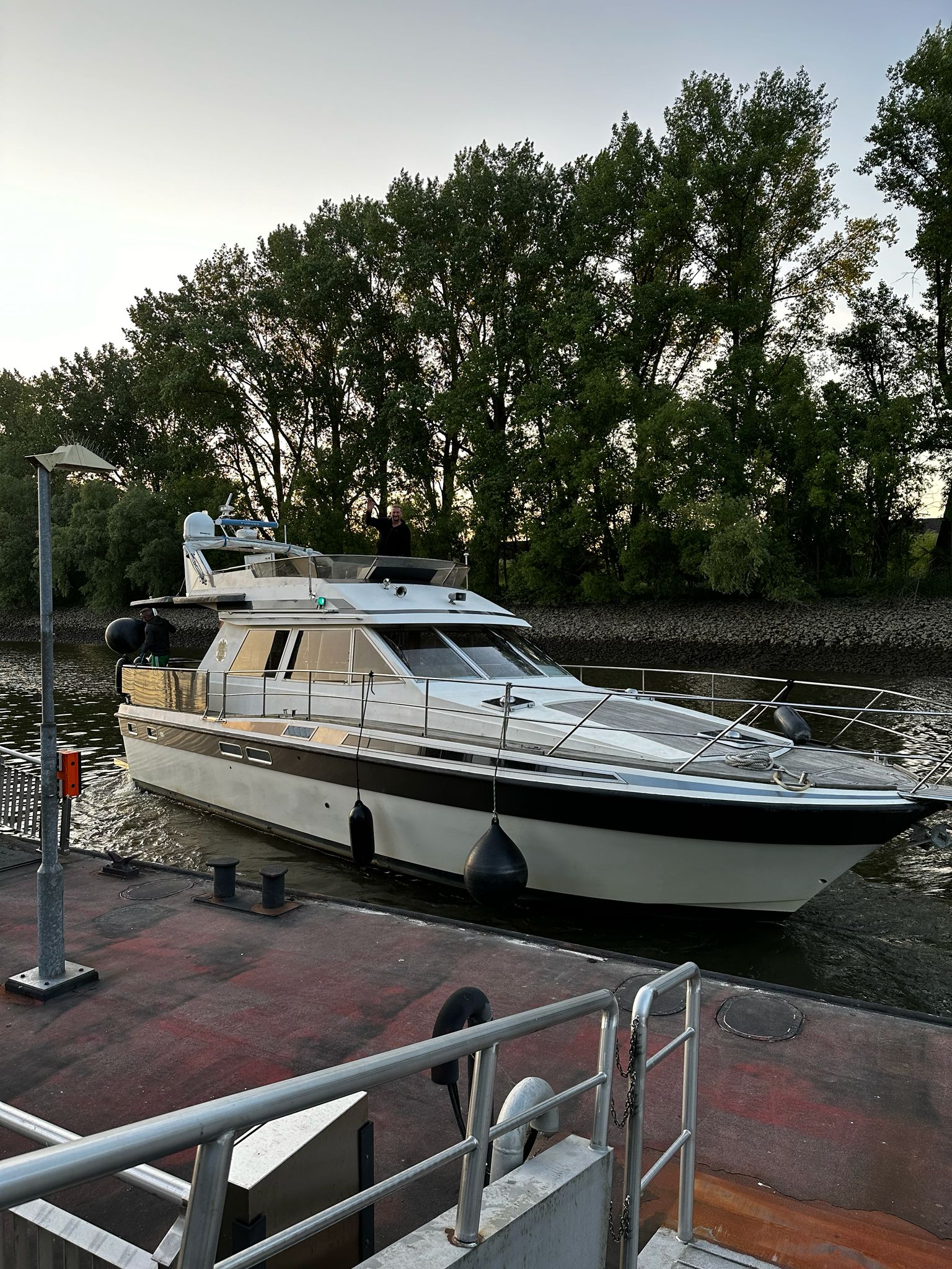 Bootseitenansicht im Hafen